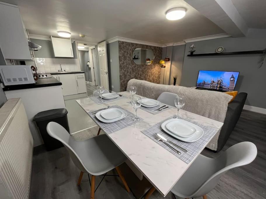 Modern With Stylish Terrace - Your London Oasis! Buitenkant foto